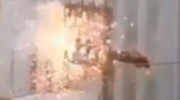 男子爬电线杆围观前总统不幸触电 被烧成火球