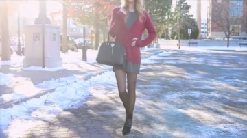 街拍小姐姐红色开衫搭丝袜穿搭，轻松穿出淑女气质！