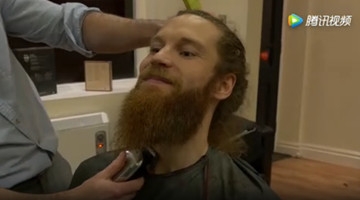 小伙子将留了1年的胡子直接剃光，照镜子才发现自己不是一般的
