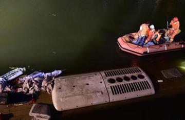 津蓟高速一大巴车坠河 26人遇难