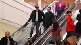 自动扶梯上恶搞陌生人，他们都心花怒放了！