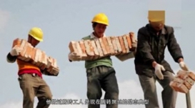 兄弟两人一起打工，一个成为亿万富翁一个还在搬砖，差距究竟在哪？