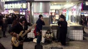 牛人BeatBox加贝斯刷街，不可思议的表演引众人围观