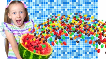 太厉害，萌娃小萝莉怎么用西瓜做出很多水果糖？可是爸爸会让她吃糖吗？儿童亲子益智趣味游戏玩具故事