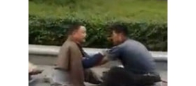 【拍客】实拍两无腿乞丐为争地盘当街互殴