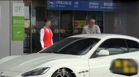 小伙恶搞拜金“空姐”