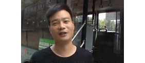 【拍客】“拆二代”不图享乐甘愿做公交司机