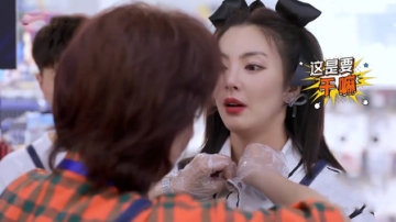 明星们的妈妈式关爱，蔡明给张雨绮系扣子，张雨绮瞬间变身乖乖女