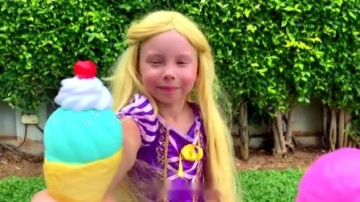 萌娃小可爱的冰淇淋店开业啦！小家伙的生意可真红火呢！—萌娃：冰淇淋，卖冰淇淋啦！