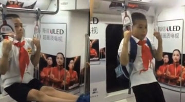 实拍北京地铁惊现体操神童 漂亮动作引路人鼓掌称赞