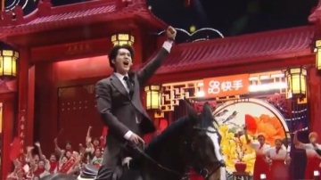 歌舞《这里是北方》，于适骑马亮相酷帅拉风