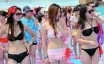 【街拍客】千名比基尼女郎玩人体多米诺