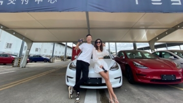 交付vlog | 特斯拉model3长续航版 | 历时2个月终于提车了！！！！看到车我惊了～