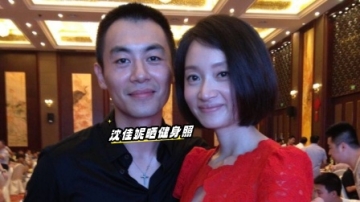 朱亚文老婆晒健身照 沈佳妮双腿细长