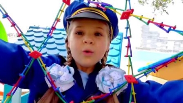 萌娃小可爱执勤的时候抓住了一个调皮捣蛋的熊孩子！—萌娃：玩具汽车不可以上马路哟！