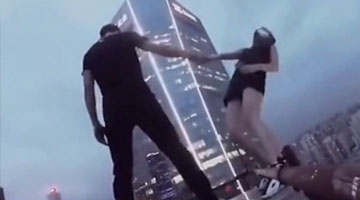 情侣楼顶边缘花样作死秀恩爱 看完头晕冒冷汗