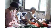 【拍客】瘫痪女老师 卧床辅导留守儿童14年