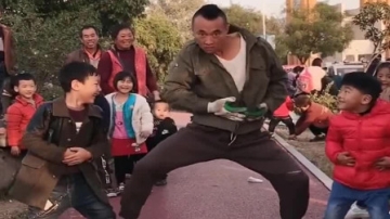 高手在民间，大叔自学的机械舞，却跳得比专业的还专业！