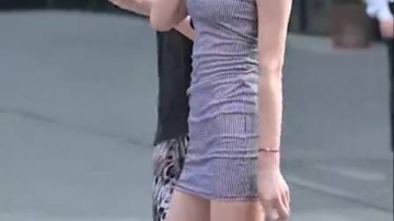 三里屯时尚街拍，气质美女，一双大长腿格外吸睛