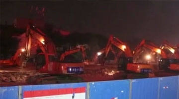 实拍南昌近百台挖掘机齐上阵 立交桥一晚被拆净