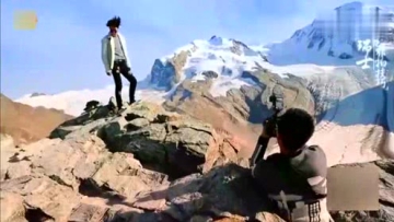 王一博片场庆生秒变吃播 努力营业的样子才是真•快乐源泉