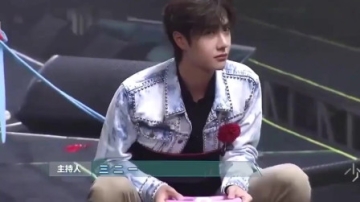 肖战和王一博比赛，王一博被拉着走