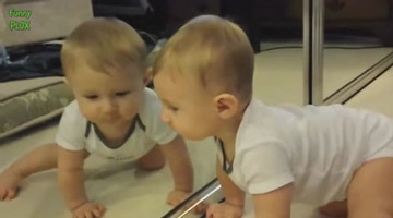 外国萌宝第一次淋雨全程懵逼这反应好搞笑啊