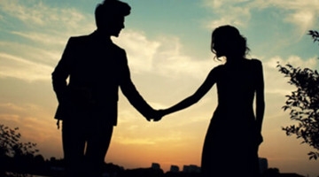 小光恶搞拉手的情侣