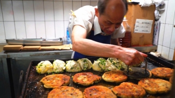 实拍上海网红阿大葱油饼，8块一个每人限购5个，顾客排队到门口