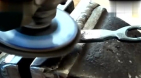 铁匠牛人现场表演钢镶铜的绝活，不懂窍门的话镶上就掉