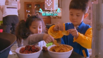 安吉和阿拉蕾偷吃炒土豆，吃完赶紧溜，太可爱了！萌娃偷吃名场面