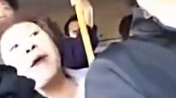 青岛大妈大骂女子不让坐：你这个biao子 滚出青岛