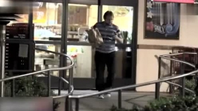 国外爆笑恶搞：美女扮成日本小萝莉，在街头恶搞路人！