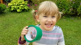 淘气包妹妹恶搞睡着的哥哥