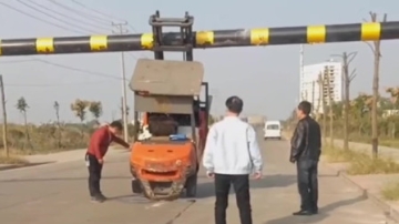 路上遇到这一幕，叉车师傅的神操作，真是高手在民间啊