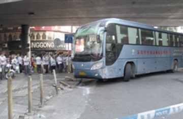 【拍客】监拍大巴顶小车连撞16车 三轮车缝隙幸运逃出