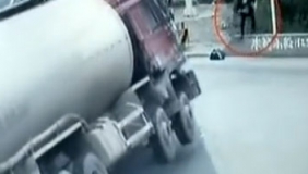 监拍槽罐车意外侧翻滑行近10米 男子淡定“挪动”躲过一劫