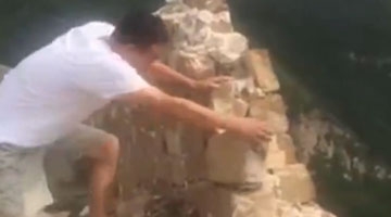 网曝男子恶意破坏长城 手掰脚踢