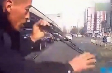 【拍客】北京劲松“最牛碰瓷哥”：不给钱就掰雨刮器