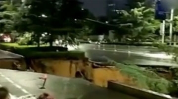 实拍郑州主干道塌方瞬间 4人落坑2人仍未找到