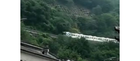 【拍客】重庆轻轨穿楼而过 震撼场面全国罕见