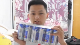 一口气喝一箱红牛！