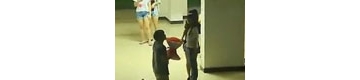 【拍客】暨南大学男生求爱被拒怒摔鲜花