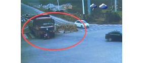 【拍客】货车转弯卷入男子 车轮之下死里逃生