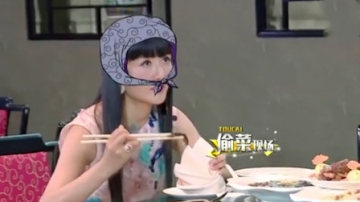 谢娜偷吃东西被汪涵发现，涵哥：你还藏吃的啊！明星“偷吃”片段