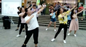 这么多美女在街上跳这么可爱的舞蹈