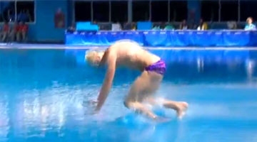 0分！俄罗斯跳水卫冕冠军跪着入水尴尬出局