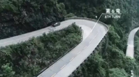 小伙18分钟过天门山99道弯 与地面摩擦出火花