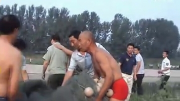 [拍客]两男孩溺水村民自发打捞