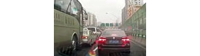 【拍客】公交车故意连续多次撞击轿车